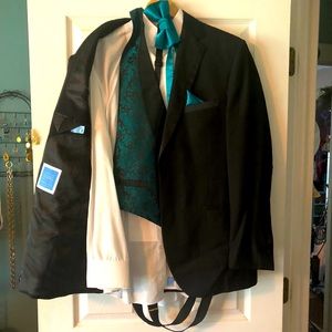 Black tux with everything you need